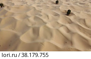 Drone flying over sand dunes in the desert. Стоковое видео, видеограф Aleksey Kidisyuk / Фотобанк Лори
