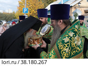 Монах Троице-Сергиевой лавры принимает ковчег с мощами преподобного Сергия Радонежского (2022 год). Редакционное фото, фотограф Дмитрий Неумоин / Фотобанк Лори