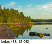 Небольшая бухта на берегу  Белого моря, остров Горелый, Керетская губа, Кандалакшкий залив, Карелия. Солнечный день в августе. Стоковое фото, фотограф Сергей Рыбин / Фотобанк Лори