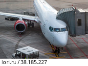 Passenger aircraft loads passengers before the flight. Стоковое фото, фотограф Марина Шабардина / Фотобанк Лори