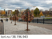 Деревья любви со свадебными замками, Лужков мост. Москва, Россия (2021 год). Редакционное фото, фотограф Pukhov K / Фотобанк Лори