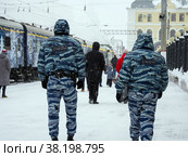 Наряд ОМОН патрулирует перрон центрального вокзала города Воронеж (2022 год). Редакционное фото, фотограф Вячеслав Палес / Фотобанк Лори