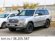 Toyota Land Cruiser 100 (2022 год). Редакционное фото, фотограф Art Konovalov / Фотобанк Лори