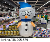 Christmas decoration of a big grocery store (2019 год). Редакционное фото, фотограф Irina Opachevsky / Фотобанк Лори