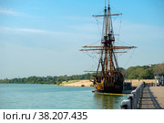 Воронеж, Россия. Вид на корабль-музей Гото Предестинация со стороны набережной вдоль Адмиралтейской площади. Корабль конструкции Петра 1 на фоне голубого безоблачного неба (2021 год). Редакционное фото, фотограф Pukhov K / Фотобанк Лори