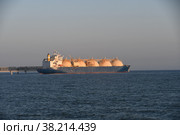 Танкер-перевозчик сжиженного природного газа при погрузке на морском терминале СПГ. Сахалин. Стоковое фото, фотограф syngach / Фотобанк Лори