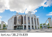 Здание новгородского академического театра драмы имени Ф. М. Достоевского. Великий Новгород. Россия (2022 год). Редакционное фото, фотограф E. O. / Фотобанк Лори