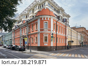 Reconstructed 19th-century urban estates that are now part of the Onegin residential complex, Malaya Polyanka Street: Moscow, Russia - August 19, 2022. Редакционное фото, фотограф Алексей Голованов / Фотобанк Лори