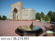 Солнечные часы на фоне здания музея обсерватории Улугбека. Самарканд (2022 год). Редакционное фото, фотограф Анна Карасева / Фотобанк Лори