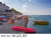 Sochi, Russia - August 22, 2018: city beach Lazarevskoye with vacationers summer morning. Редакционное фото, фотограф Андрей С / Фотобанк Лори