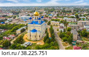 Вид с воздуха на Вознесенский собор и жилые кварталы в летний день в Ельце, один из старейших городов Липецкой области, Россия (2021 год). Стоковое фото, фотограф Pukhov K / Фотобанк Лори