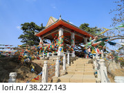 Baotou, Inner Mongolia, China, pavilon with prayer flags in Wudang Zhao Lamasery. Уданчжао -известный ламаистский монастырь в городе Баотоу, Внутренняя Монголия, Китай (2018 год). Редакционное фото, фотограф Римма Тельнова / Фотобанк Лори