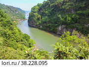 Xiling Gorge on the Yangtze River, Yichang, Hubei Province, China. Одно из ущелий на реке Янцзы, Китай (2015 год). Стоковое фото, фотограф Римма Тельнова / Фотобанк Лори