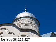 Купол церкви Климента на фоне синего безоблачного неба в летний солнечный день (крупный план). Великий Новгород. Россия (2022 год). Редакционное фото, фотограф E. O. / Фотобанк Лори