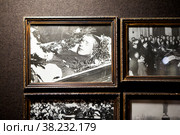Фотографии похорон Сергея Есенина. Литературная экспозиция, рассказывающая о жизни и творчестве С. А. Есенина, расположена в здании научно-культурного центра музея. Село Константиново, Рязанская область (2022 год). Редакционное фото, фотограф Сергей Афанасьев / Фотобанк Лори