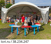 Дети играют на ксилофоне. Фестиваль "Спортленд", Москва (2022 год). Редакционное фото, фотограф Мария Кылосова / Фотобанк Лори