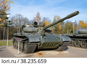 Советский, российский танк Т-55М  крупным планом солнечным октябрьским днем. Экспозиция музея "Прорыв блокады Ленинграда". Кировск, Ленинградская область (2022 год). Редакционное фото, фотограф Виктор Карасев / Фотобанк Лори