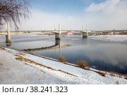 Савеловский мост через Волгу в городе Кимры Тверской области, Россия. Вид с набережной Фадеева в зимний день. Архитектура, здания и живописная природа. Пейзаж Кимр (2021 год). Стоковое фото, фотограф Pukhov K / Фотобанк Лори