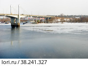 Савеловский мост через Волгу в городе Кимры Тверской области, Россия. Вид с набережной Фадеева в зимний день. Архитектура, здания и живописная природа. Пейзаж Кимр (2021 год). Стоковое фото, фотограф Pukhov K / Фотобанк Лори