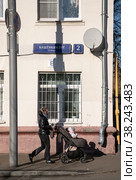Москва, СВАО, микрорайон Марфино, улица Кашёнкин Луг, 2 строение 1. Адресная табличка на фасаде дома, включенного в Программу реновации и подлежащего расселению и сносу (2022 год). Редакционное фото, фотограф Наталья Николаева / Фотобанк Лори