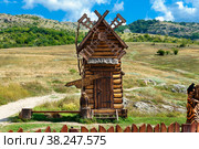 August 25, 2021. Russia, Simferopol region, Crimea. Wooden decorative building in the form of a house. Редакционное фото, фотограф Алексей Сорокин / Фотобанк Лори