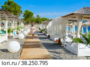 Пляж отеля Robinson Club Camyuva 5*, Чамьюва, Кемер,Турция (2022 год). Редакционное фото, фотограф Ольга Коцюба / Фотобанк Лори
