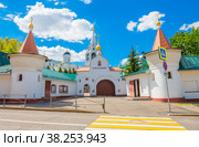 Подворье Афонского Пантелеимонова монастыря (Афонское подворье). Улица Гончарная, 6. Москва. Россия (2022 год). Редакционное фото, фотограф E. O. / Фотобанк Лори