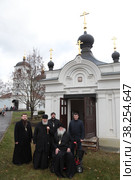 Епископ Балашихинский и Орехово-Зуевский Николай (второй слева) и глава г.о. округа Семёнов Денис Олегович (пятый слева) у Никольского храма села Васютино (2022 год). Редакционное фото, фотограф Дмитрий Неумоин / Фотобанк Лори