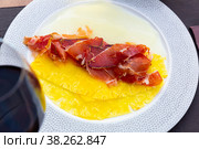 Pineapple and melon carpaccio with thinly sliced prosciutto. Стоковое фото, фотограф Яков Филимонов / Фотобанк Лори