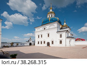 Сибирь, Тюменьская область, Абалакский Свято-Знаменский монастырь, Православный мужской монастырь Русской православной церкви в Тобольской и Тюменской епархии. Расположен в селе Абалак на правом берегу Иртыша в 20 км от Тобольска (2018 год). Стоковое фото, фотограф Александр Циликин / Фотобанк Лори