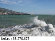 Неспокойное море с видом на маяк в Ялте, Крым (2022 год). Редакционное фото, фотограф Алексей Кузнецов / Фотобанк Лори
