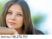 Портрет крупным планом красивой девушки славянской внешности, девушка прищурившись смотрит в кадр. Стоковое фото, фотограф Иванов Алексей / Фотобанк Лори