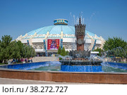 Фонтан у здания государственного цирка. Ташкент, Узбекистан (2022 год). Редакционное фото, фотограф Анна Карасева / Фотобанк Лори