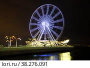 BAKU, AZERBAIJAN - DECEMBER 29, 2017: Working ferris wheel on the sea embankment on December night. Стоковое фото, фотограф Виктор Карасев / Фотобанк Лори