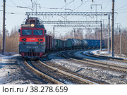 Электровоз ВЛ-80С с грузовым поездом в кривой мартовским днем (2022 год). Редакционное фото, фотограф Виктор Карасев / Фотобанк Лори