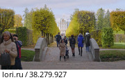 Екатерининский парк (Царское Село). Туристы на Эрмитажной аллее. Catherine Park (Tsarskoye Selo). Tourists on the Hermitage Alley. (2021 год). Редакционное видео, видеограф Евгений Романов / Фотобанк Лори