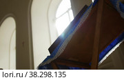 Sunlight hits the Orthodox church from the window. Стоковое видео, видеограф Константин Шишкин / Фотобанк Лори