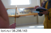 Orthodox worship - priest and parishioners are crossing themselves. Стоковое видео, видеограф Константин Шишкин / Фотобанк Лори