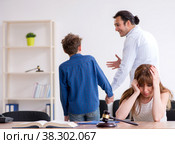 Divorcing family trying to divide child custody. Стоковое фото, фотограф Elnur / Фотобанк Лори