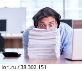 Young employee unhappy with excessive work. Стоковое фото, фотограф Elnur / Фотобанк Лори