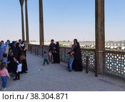 Иранцы фотографируются во дворце Али-Капу в Эсфахане (Иран) (2022 год). Редакционное фото, фотограф Максим Гулячик / Фотобанк Лори