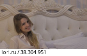 Girl actress of Slavic appearance in white shirt shows her emotions. Стоковое видео, видеограф Aleksandr Golubev / Фотобанк Лори