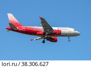 Самолет Airbus A319 "Улан-Уде"(VP-BIT) авиакомпании "Россия" перед посадкой на фоне голубого безоблачного неба (2021 год). Редакционное фото, фотограф Виктор Карасев / Фотобанк Лори