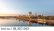 Псковский кремль и Троицкий собор. Россия начинается здесь. Вечер. Псков (2019 год). Редакционное фото, фотограф Александр Щепин / Фотобанк Лори