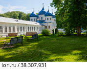 Крестовоздвиженский собор (Собор Воздвижения Креста Господня). Свято-Юрьев мужской монастырь. Летний день. Юрьевское шоссе, 10. Юрьево. Великий Новгород. Россия (2022 год). Редакционное фото, фотограф E. O. / Фотобанк Лори