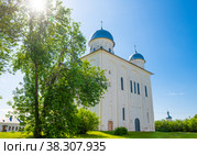 Георгиевский собор (Собор Георгия Победоносца). Свято-Юрьев мужской монастырь. Солнечный день летом. Юрьевское шоссе, 10. Юрьево. Великий Новгород. Россия (2022 год). Редакционное фото, фотограф E. O. / Фотобанк Лори