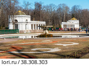 Фонтан "Чаша" и Воронихинская колоннада. Петергоф (2018 год). Редакционное фото, фотограф Александр Щепин / Фотобанк Лори