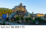 Medieval fortified castle dominating residential buildings in Estaing town. Стоковое фото, фотограф Яков Филимонов / Фотобанк Лори