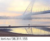 Fisherman have Bugrinskij bridge in the morning mist. Редакционное фото, фотограф ArhSib / Фотобанк Лори