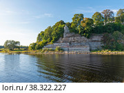 Склон Снятной горы со стороны реки Великой. Псков (2019 год). Редакционное фото, фотограф Александр Щепин / Фотобанк Лори